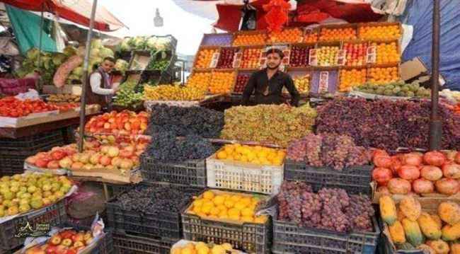 سكان صنعاء يشكون عدم مقدرتهم توفير الخضروات والفواكه بعد جبايات الحوثي