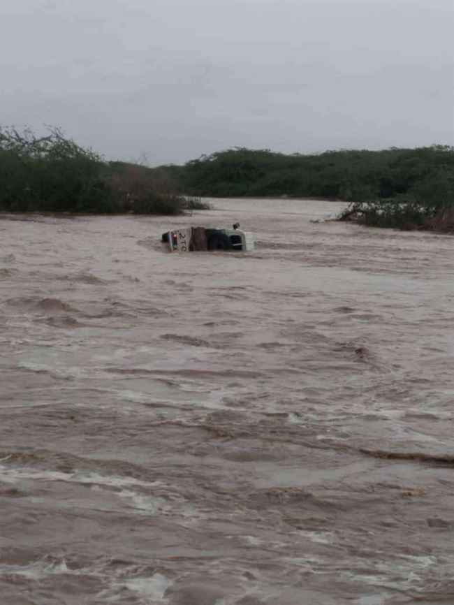 فقدان جندي ونجاة 3 آخرين بعد جرف السيول طقم عسكري في أبين