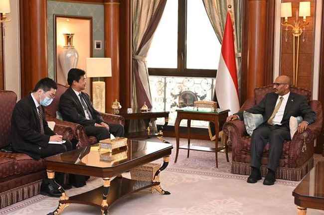 العميد طارق صالح يلتقي ممثل الصين في اليمن