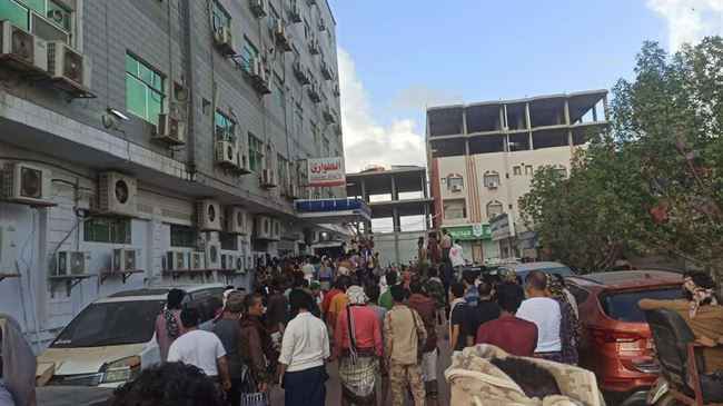 اتهموا عدن الألماني بقتله.. الآن بالصور نقل جثمان صالح السيد إلى مستشفى الجمهورية لتشريح الجثة