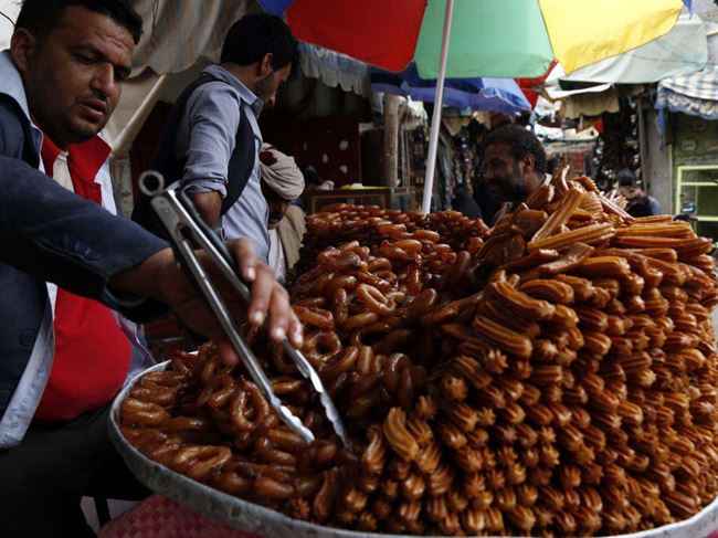 في اليمن.. تقاليد رمضان تفقد روحانيتها في ظل هموم المعيشة