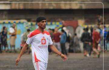سقوط لاعب كرة قدم بشكل مفاجئ قبل اكتشاف حكم المباراة وفاته بذبحة بالقاعدة