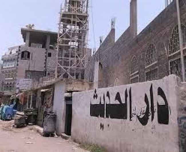 ماذا يحدث في صنعاء.. أطقم الحوثي تقتحم منزل شيخ سلفي وتروع النساء وتصادر هاتف زوجته مع مركز تحفيظ