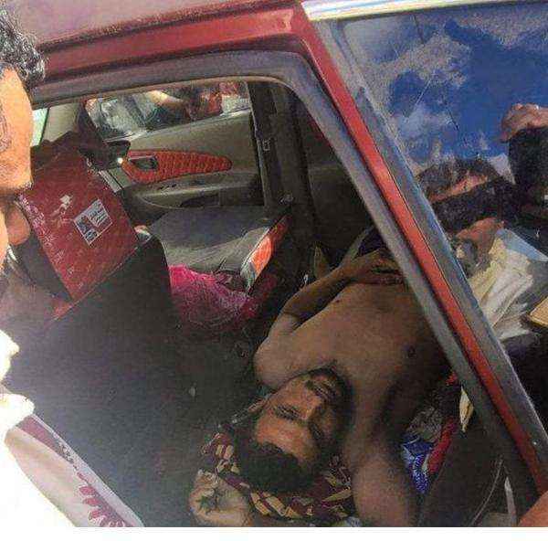 شاهد لحظة عثور الأهالي على شاب متوفي كان نائم بسيارة متوقفة منذ شهرين بالنشمة