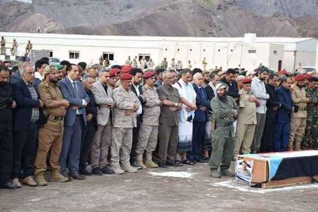 رئيس مجلس القيادة يعزي في وفاة أبرز قيادات الانتقالي العسكرية