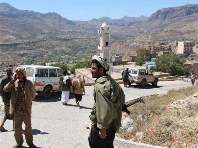 أطلقوا عليه وابل من الرصاص.. الحوثي يقتحم بعدد من المسلحين منزل الإدريسي بالعدين