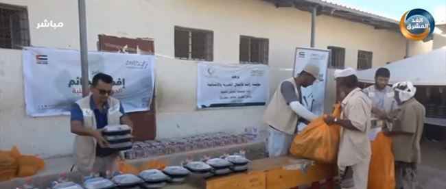 بدعم من زايد للأعمال الخيرية.. توزيع 3 الاف وجبة إفطار صائم في لحج