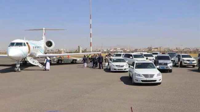 شاهد بالصورة.. وصول أول 13 أسير حوثي إلى مطار صنعاء بعد إطلاق السعودية سراحهم