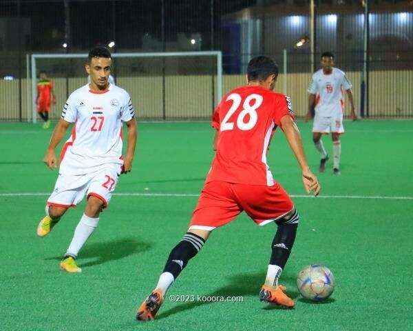 مدرب المنتخب اليمني يراقب المعسكر التدريبي من بعيد