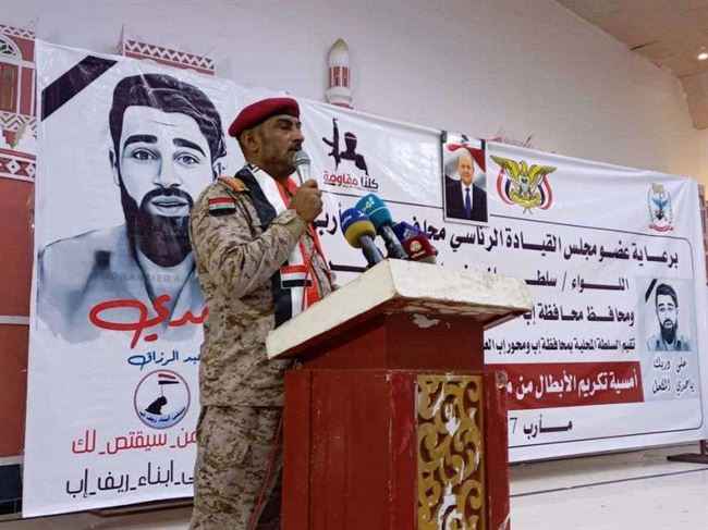 شاهد ظهور الشاب "المكحل" خلف رئيس هيئة الأركان الفريق صغير بن عزيز.. ماذا قال عن أبناء محافظة إب؟