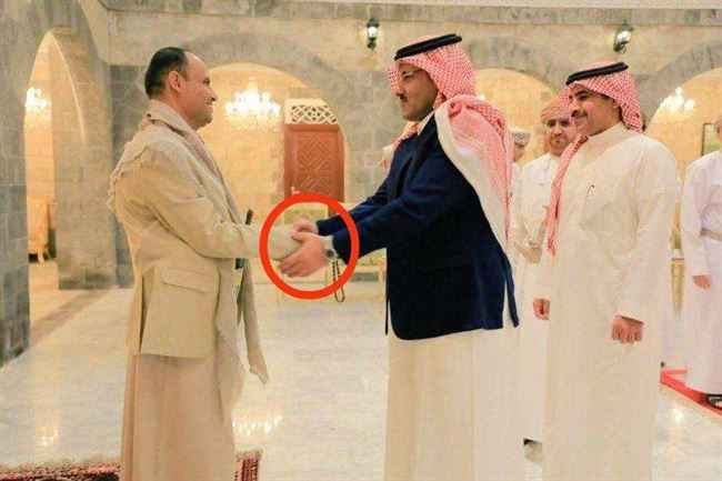 شاهد كيف وضع السفير السعودي مهدي المشاط داخل "القبضة الحديدية" وسط القصر الجمهوري بصنعاء