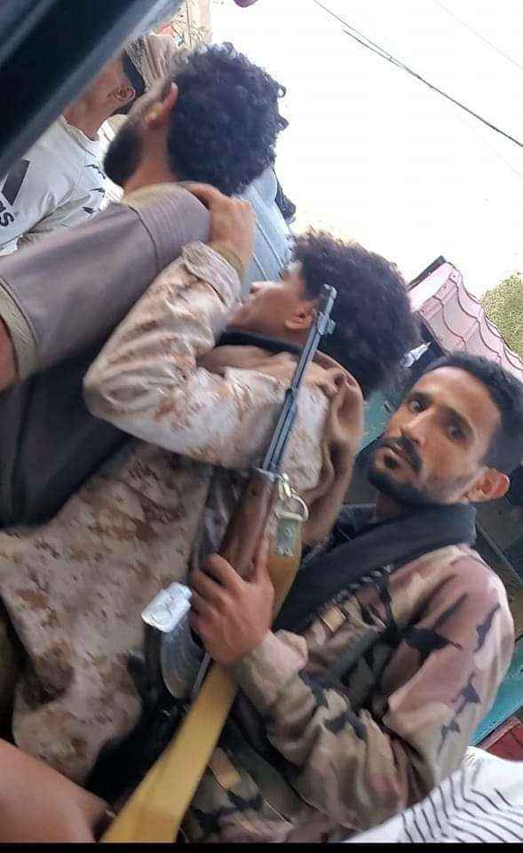 مسلحون يعتدون على صحفي وسط مدينة تعز.. صورهم