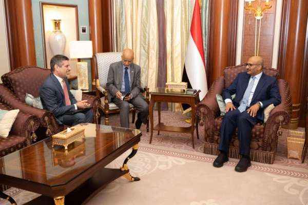 طارق صالح يبلغ السفير الأمريكي: أي سلام في اليمن يجب أن يفضي لرفع المعاناة عن الشعب