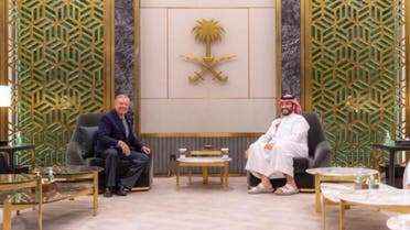 سابقا توعد السعودية بـ"تسونامي".. سيناتور أمريكي يلتقي ولي العهد السعودي محمد بن سلمان بوجه جديد