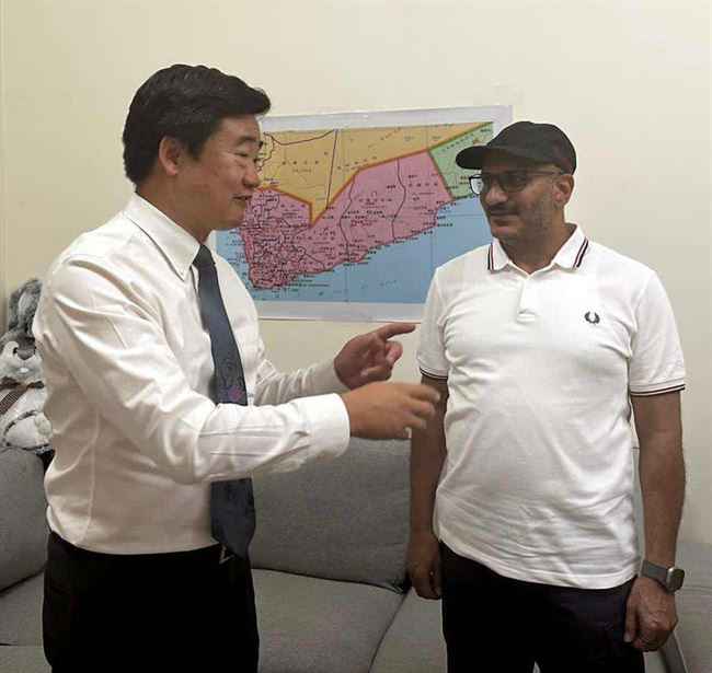 شاهد انفراد الصين بطارق صالح وتقيم له هذا الأمر والاخير يلعب معها هذه اللعبة