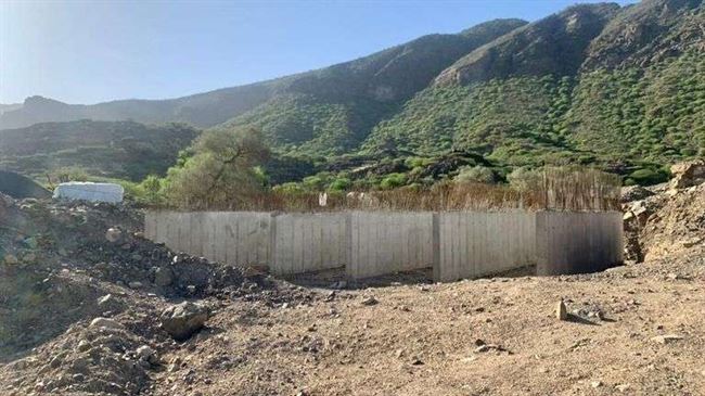 شاهد أهم هدايا الشيخ محمد بن زايد لليمن.. طريق يضم  68 جسر في جبال وعرة يعكف عليها 240 مهندس وعامل