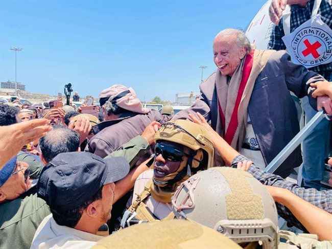 تعرض لحقنة خطيرة من هذه المادة .. نقل شقيق هادي إلى السعودية بعد وصوله ضمن الأسرى إلى عدن