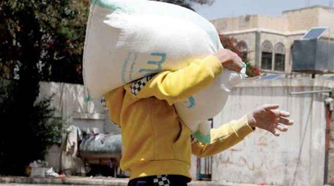 هدية عيدية.. الحوثيون يقلصون المساعدات الأممية للموظفين العموميين