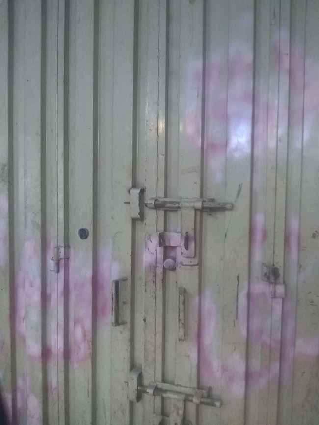 بالصور.. إخوان تعز يغلقون جميع محلات بيع الملابس وعقالهم يطاردون العائلات لدفع الزكاة