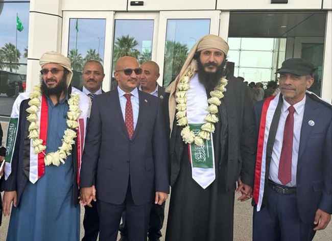 طارق صالح يتوعد الحوثيين أثناء استقبال نجله وشقيقه بعد الإفراج عنهم