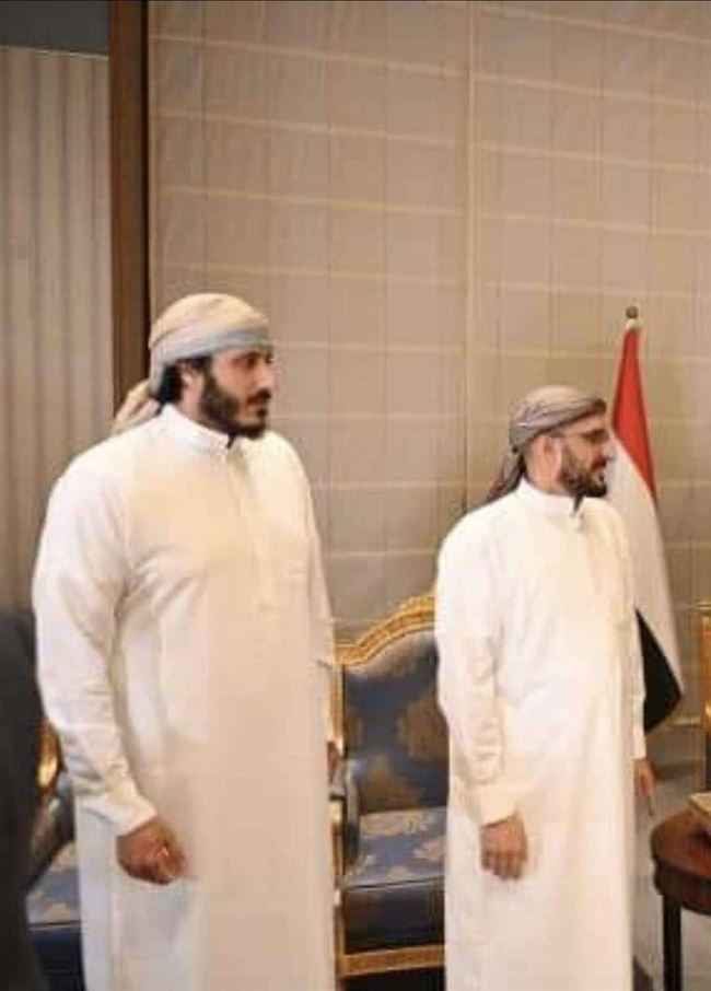 مقرب من أسرة صالح ينشر صور عفاش ومحمد قبل وبعد الأسر في سجون الحوثي