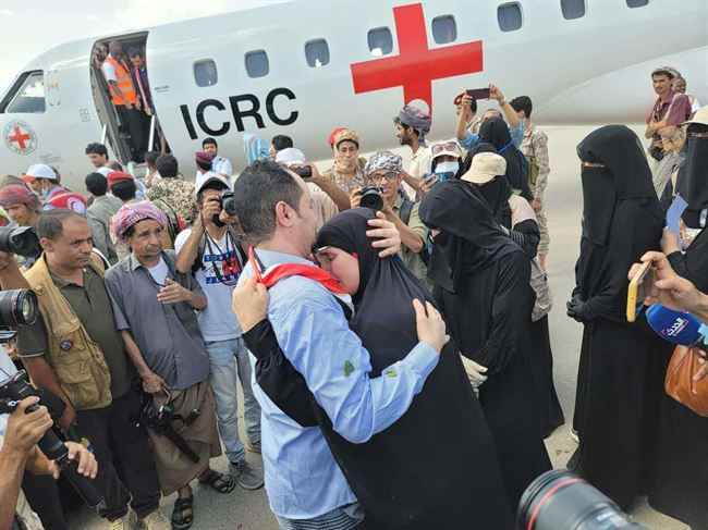 صورة موثرة في مطار مأرب.. الصحفي المنصوري يحتضن والدته بعد فراق ثمان سنوات