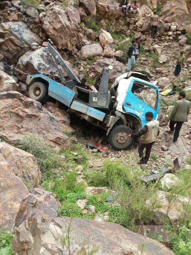 إنقلاب "ونش" تابع لشرطة السير بحادث مروع قضى على حياة 5 من رجال المرور جنوب صنعاء.. صور واسماء