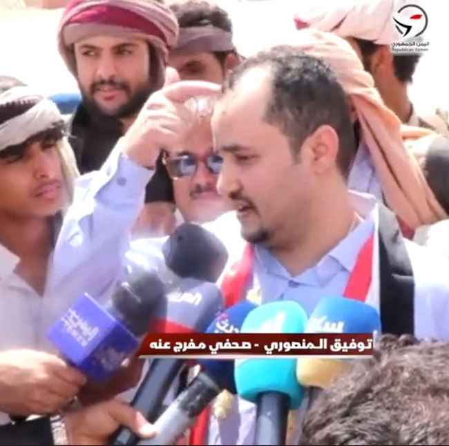 فيديو الفضيحة الكبرى.. رئيس لجنة أسرى الحوثي يعتدي بوحشية على أسرى الشرعية في سجون صنعاء (شاهد)
