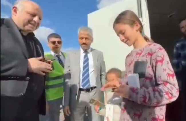 رئيس صحيفة يحرج حمود المخلافي بتساؤلات نارية والأخير يسلم الأتراك 50 شقة سكنية ومباني تعز مدمرة