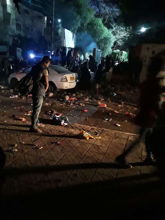 عاجل.. انفجار يهز صنعاء وسقوط قتلى وجرحى وسيارات الإسعاف تهرع إلى المكان (شاهد الأضرار)