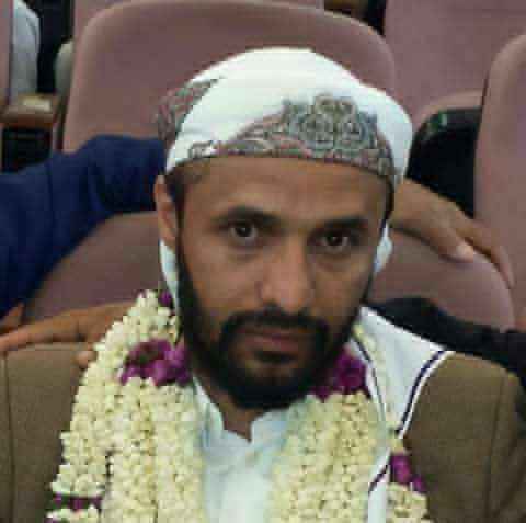 خوفاً من عدم عودته.. الحوثي يمنع إمام مسجد شهير في ذمار من السفر للسعودية لأداء العمرة