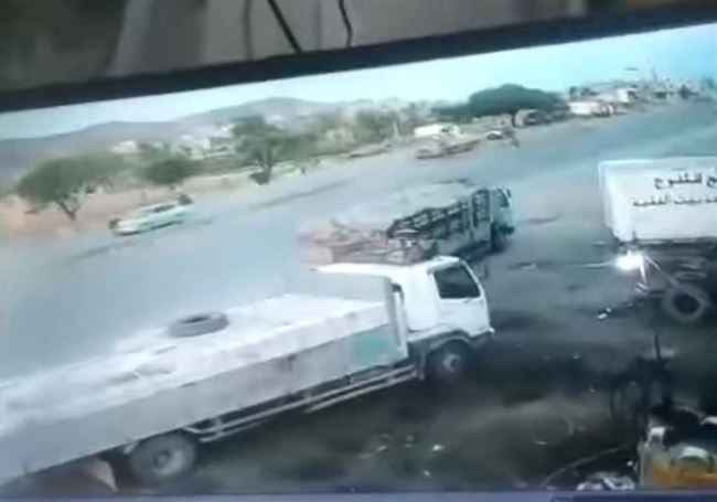شاهد لحظة ارتطام باص محمل بالمسافرين بشاحنة نقل كبيرة بالدمنة