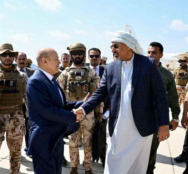 رئيس المجلس الرئاسي يغادر عدن الآن في إجازة خاصة.. ودعه الزبيدي