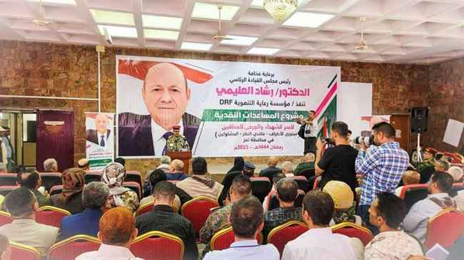 أكثر من مليار ريال.. حزب الإصلاح يستولي على مكرمة رئاسية للشهداء ويوهم عناصره بأنها من حمود سعيد