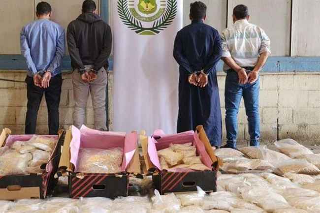بالصور.. ضبط يمني مع 3 أجانب في السعودية أثناء محاولتهم تهريب قرابة  13 مليون حبة مخدّر