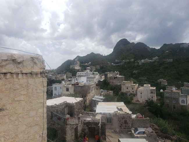 فتح سلاحه وقتل أبناء خاله وعمه وامرأة بعد وصوله المنزل.. فاجعة تهز اليمنيين بالحقين.. صور