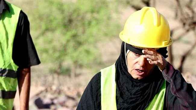 أول يمنية تكسر احتكار الرجال في مقاولات البناء