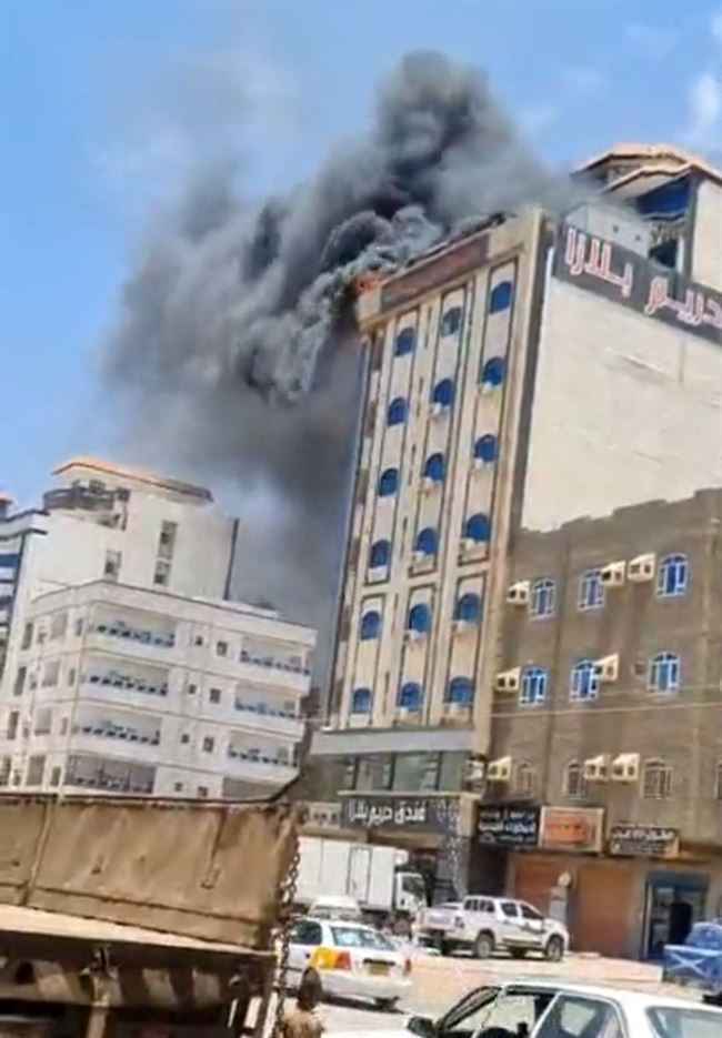 شاهد.. صور وفيديوهات حريق هائل التهم فندق سياحي جديد بالعاصمة