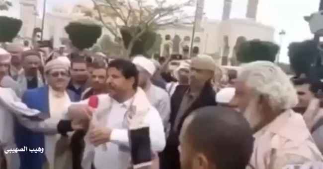 شاعر وفد أبين في صنعاء يقع في فضيحة مدوية بعد القاء قصيدته للجماعة.. اسماء وصور