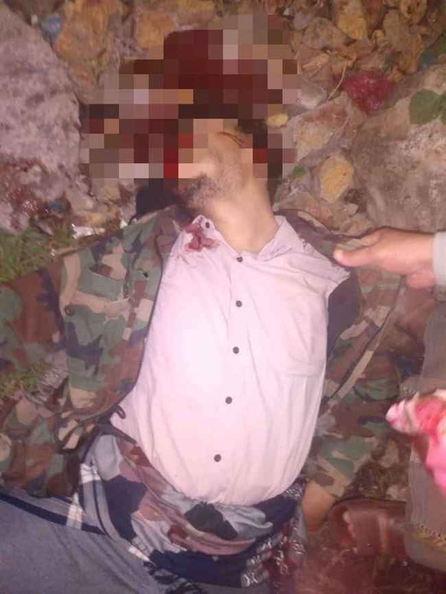 شاهد عملية إغتيال مسلح أمام مقبرة السعيد ونهب سلاحه وهاتفه.. جرائم إخوان تعز