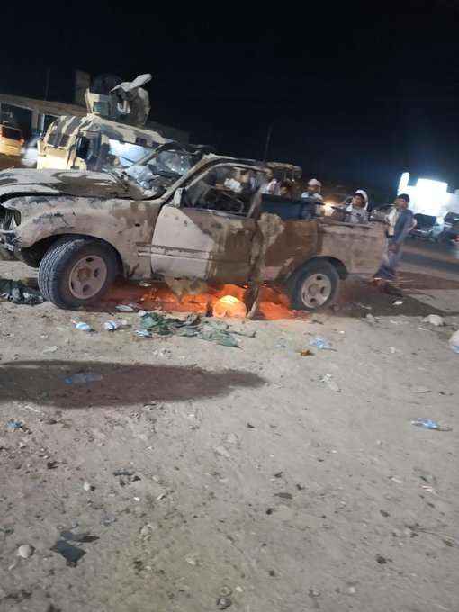 شاهد بالصور.. تفجير عنيف يستهدف طقم يقل قيادات ميدانية بمفرق حريب