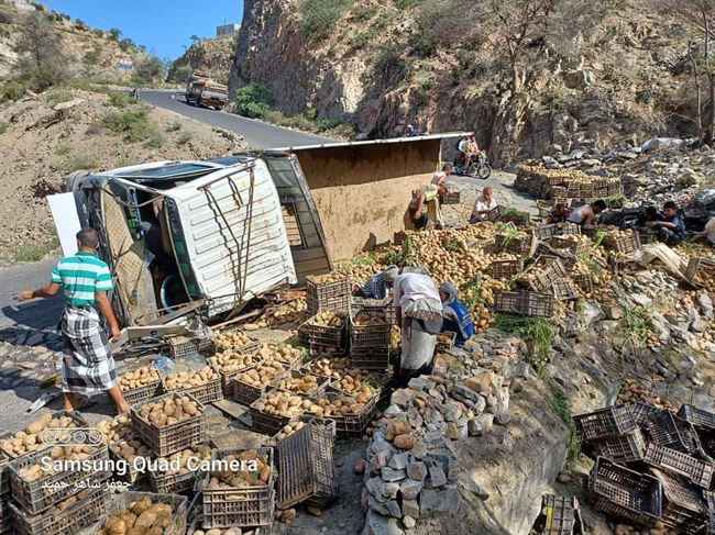 خلل فرامل يقلب شاحنة محملة بالبطاط بنقيل القبيطة بحادثة مروعة راح القاضي ضحيتها.. صور