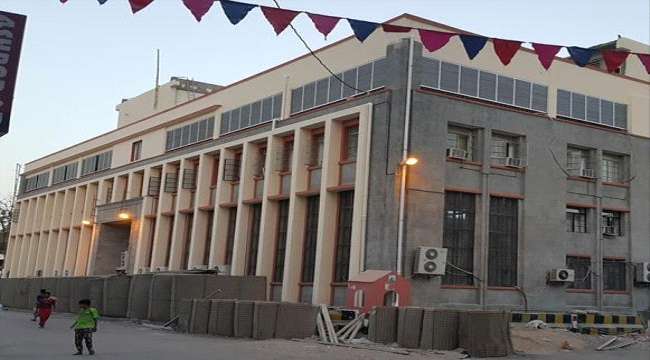 لن تصدق حال البنك المركزي في عدن .. بدون مسؤولين ومعاناة في صرف المرتبات
