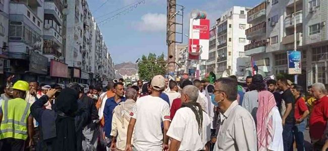 شاهد .. توافد عشرات المواطنين إلى المعلا بعدن للإحتجاج على تدهور الخدمات