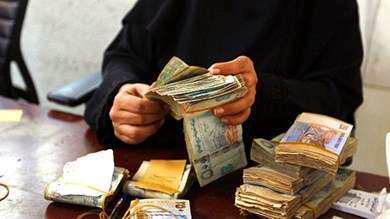انهيار كارثي للريال اليمني في عدن وعمولة التحويل إلى صنعاء تصل 55%