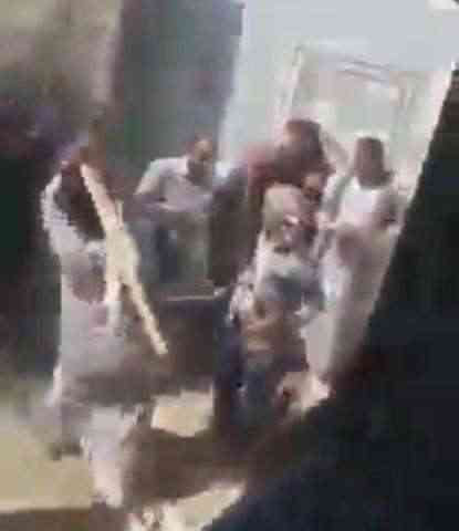 شاهد .. ضرب وتعامل مهين بحق عشرات المواطنين أمام مستشفى عام في مأرب