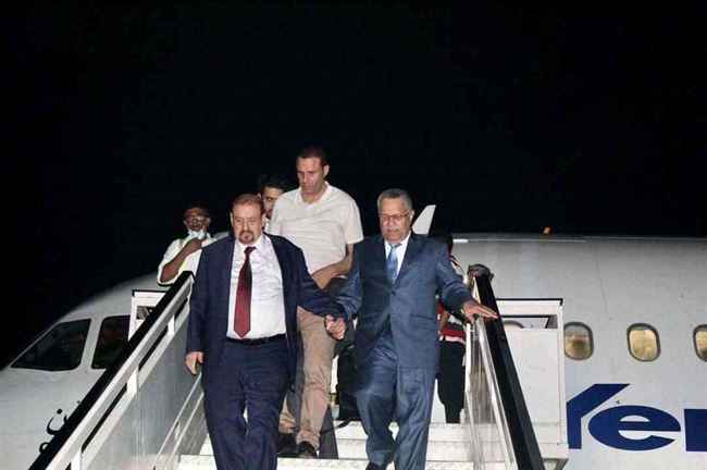 شاهد بصورة مفاجئة.. ظهور البركاني وبن دغر في مطار عدن الدولي