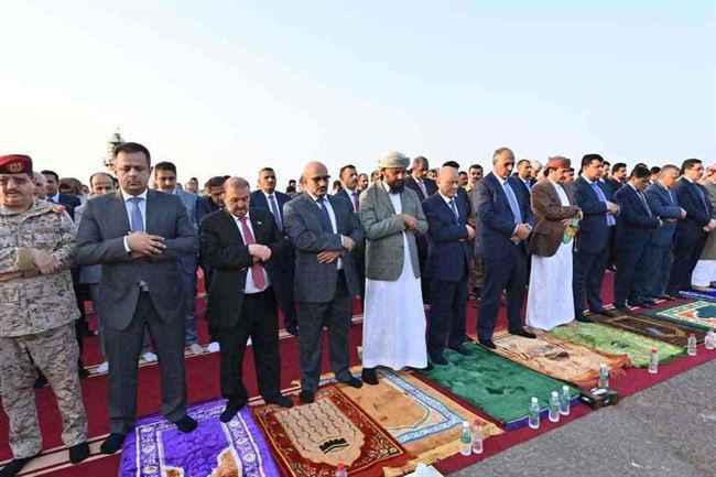 شاهد .. رئيس وأعضاء مجلس القيادة الرئاسي يؤدون صلاة عيد الفطر في عدن