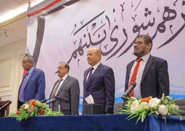 عقب مقتل 2 من قواته.. رئيس المجلس الرئاسي يجري إتصال هاتفي مع أكبر قيادة الجيش