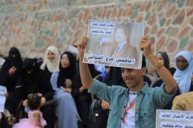 بعد الإساءة للفنان أبوبكر سالم .. شعارات قوية يرسلها أبناء تعز للفنان محمد عبده